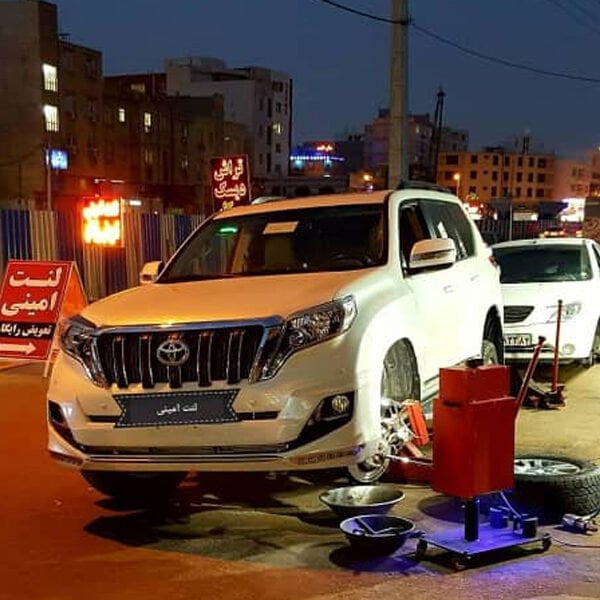 دیسک تراش یوناراک در حال تراش دیسک ترمز چرخ جلوی خودرو شاسی بلند