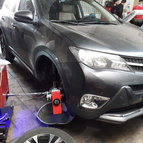 تراش دیسک به وسیله دستگاه دیسک تراش، کله گی و پاور بر روی چرخ جلو نصب شده