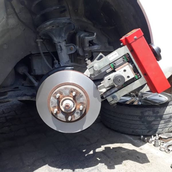 کله گی دیسک تراش نصب شده بر روی جرخ، تصویر پس از تراش دیسک گرفته شده است